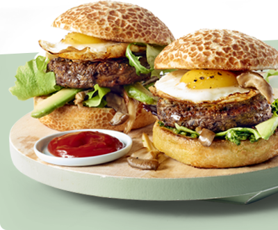 Recept voor Champignonburger met avocado, gebakken oesterzwammen, muntpesto, spiegelei en kaas